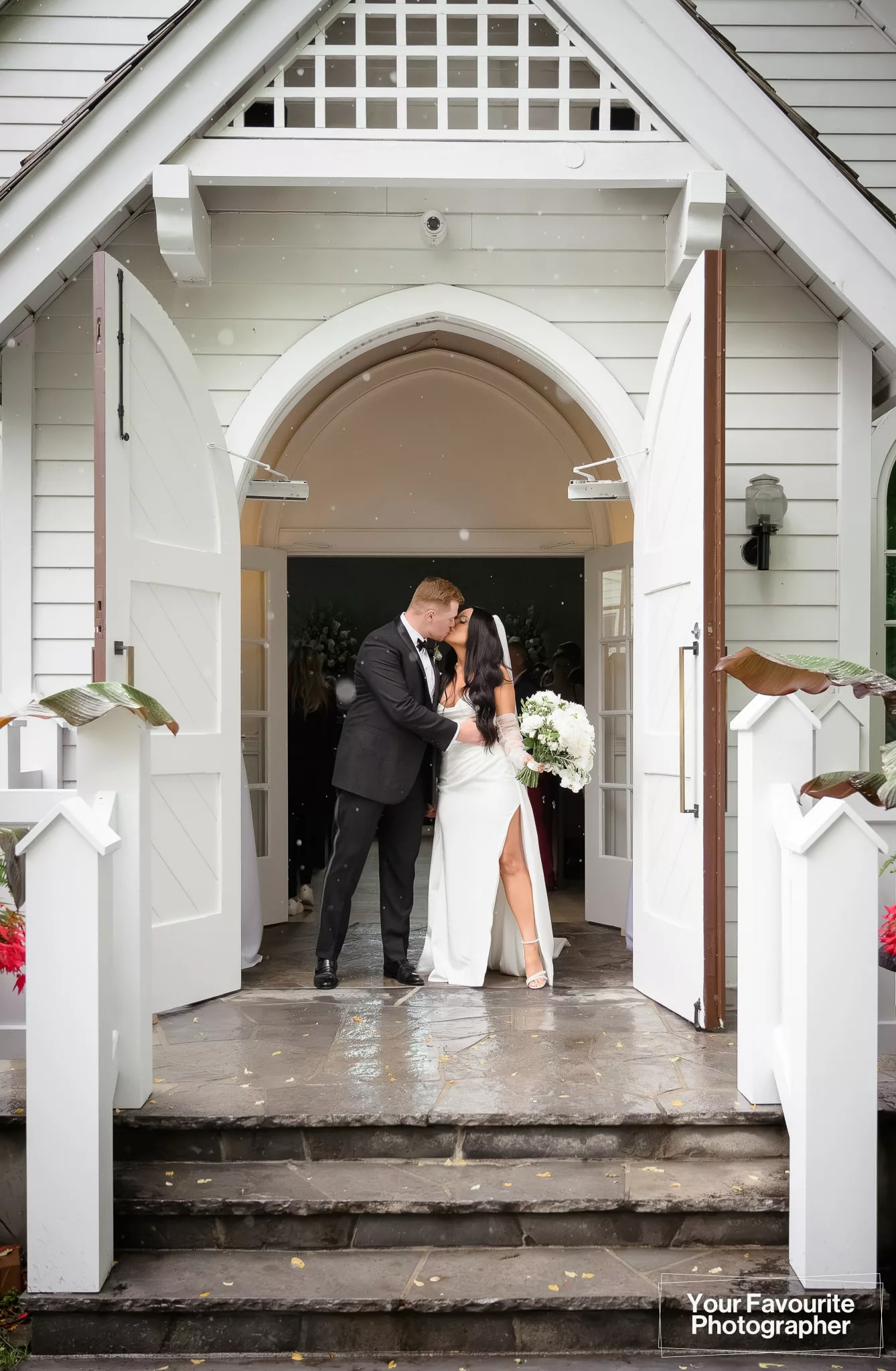 Outside The Doctor's House chapel, Samantha and Robert share a kiss